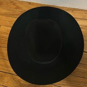 Woman’s black fall hat